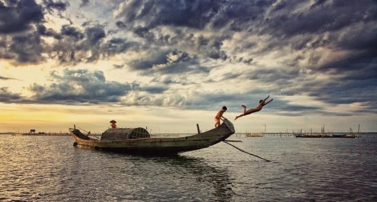 Kids diving at Tam Giang Lagoon