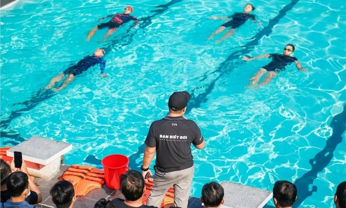 Vietnamese swimmers practicing a swimming technique