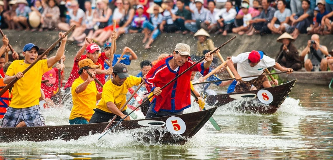 A winning boat during race