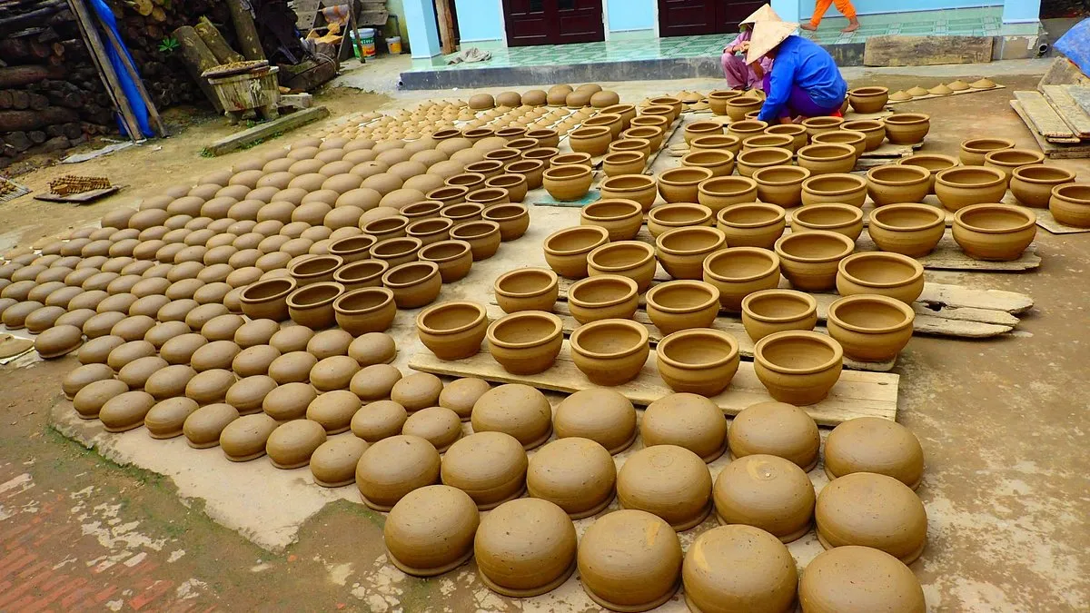 Mud pots under sun light after shaping